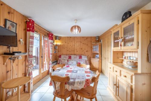 une salle à manger avec une table et des chaises dans l'établissement L'Ourson 22 - 4-6 pers - Morillon, à Morillon