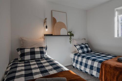 Кровать или кровати в номере The Perfect City Nook - Designers Delight
