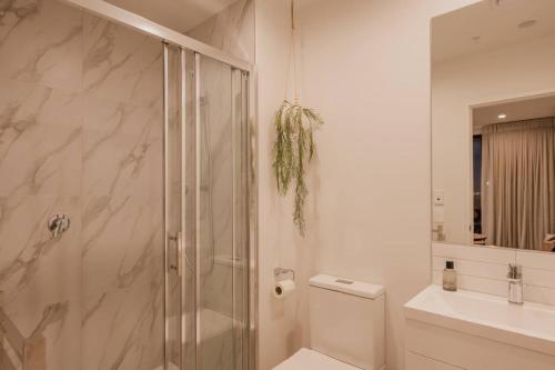 a bathroom with a shower and a toilet and a sink at Tuam on Top Sleeps 5 in Christchurch
