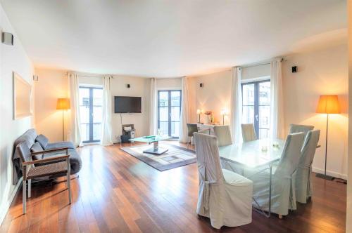 un salon avec une table en verre et des chaises dans l'établissement Gray D'Albion Cannes 2 BDR Apartment, à Cannes