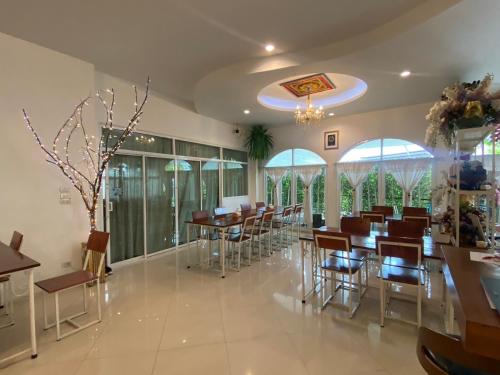 Khu vực ghế ngồi tại Aba Village حلال