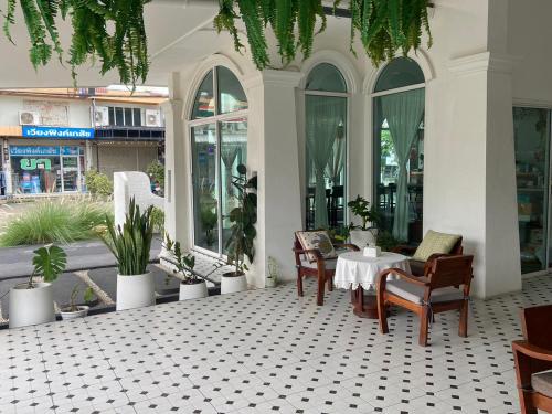 Khu vực ghế ngồi tại Aba Village حلال