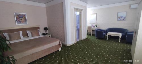 a hotel room with a bed and a desk at BEK PLUS HOTEL in Takchilik
