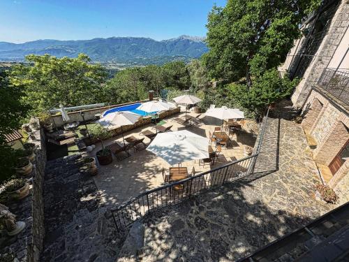 Vista generica sulle montagne o vista sulle montagne dall'interno del bed & breakfast