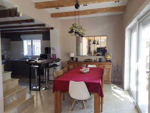une cuisine et une salle à manger avec une table et des chaises dans l'établissement Maison entière 120 m2 Aix en Provence et grand jardin, à Aix-en-Provence