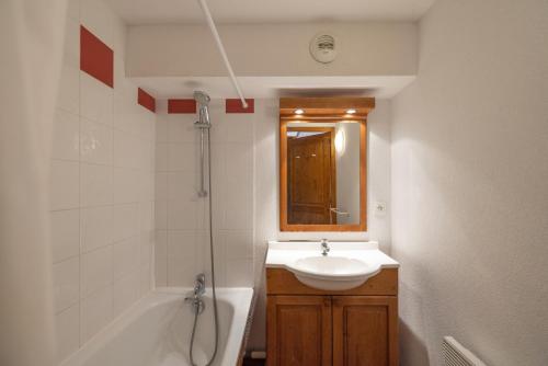 ein Badezimmer mit Waschbecken und Badewanne in der Unterkunft Les Fermes de Samoëns in Samoëns