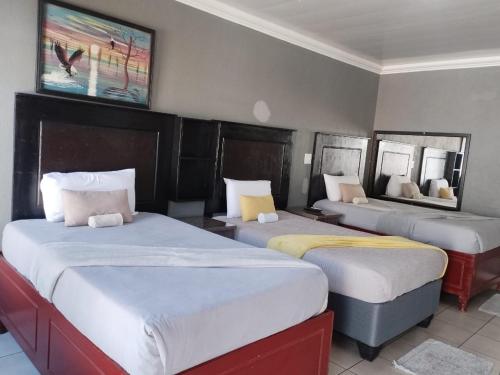 Postel nebo postele na pokoji v ubytování Kgakgamela Road Lodge