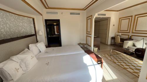 Кровать или кровати в номере Las Dunas Grand Luxury