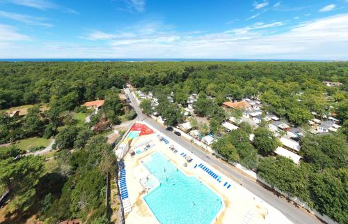 une vue aérienne d'un complexe avec deux piscines dans l'établissement Camping Officiel Siblu La Pointe, à Capbreton