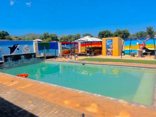 Bazén v ubytování Kgakgamela Road Lodge nebo v jeho okolí