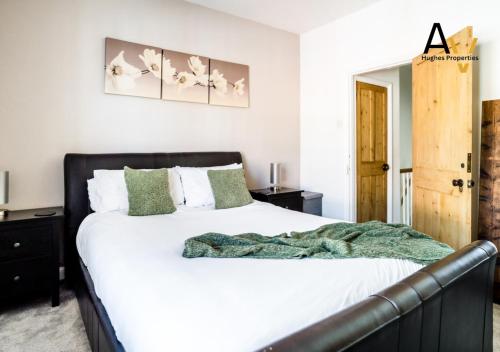 Ένα ή περισσότερα κρεβάτια σε δωμάτιο στο Comfortable Two-Bedroom House - Garden, Free Parking, Fast Wi-Fi, Great for Business & Relocation By AV Hughes Properties