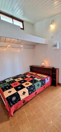 une chambre avec un lit avec une couette dessus dans l'établissement St-Clair Villa, piscine & pinède, à Sète