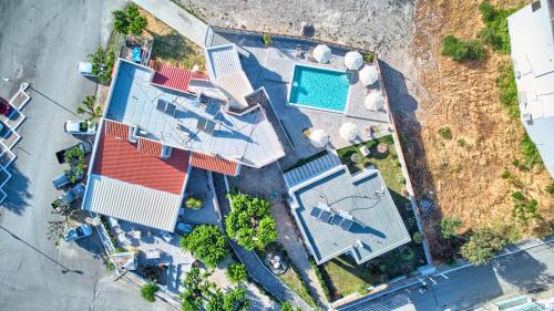 an overhead view of a house with a swimming pool at Tommy's Rooms in Haraki