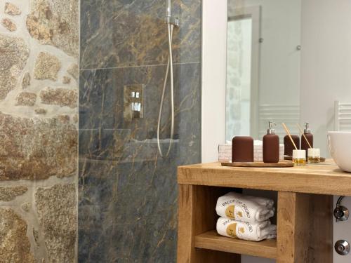 Ванная комната в Paços do Douro, Chambre privée avec piscine