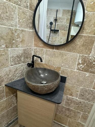 une salle de bain avec un lavabo en pierre et un miroir dans l'établissement Studio - Chambre Avignon centre, à Avignon