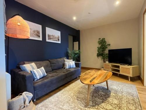 TV a/nebo společenská místnost v ubytování Charming 1 BR apt in town centre