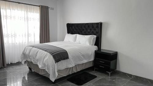 Postel nebo postele na pokoji v ubytování Oakville Lodge