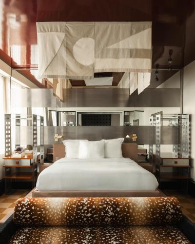 une chambre avec un grand lit blanc dans une pièce dans l'établissement Pied A Terre Oberkampf, à Paris