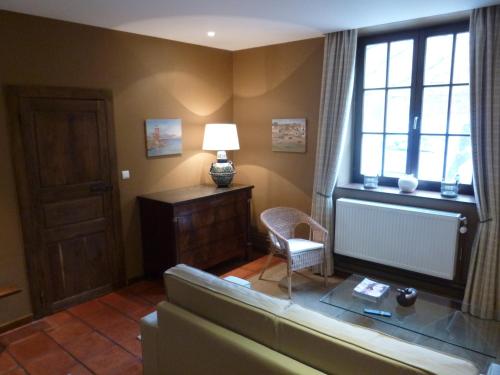 - un salon avec un canapé et une fenêtre dans l'établissement Maison Chantraine, à Ramillies