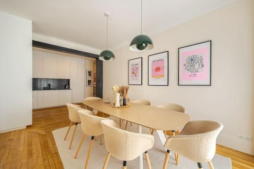 une salle à manger avec une table et des chaises en bois dans l'établissement Exceptionnel près du Louvre & Opéra, à Paris