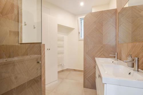 une salle de bain avec un lavabo et une douche dans l'établissement Exceptionnel près du Louvre & Opéra, à Paris