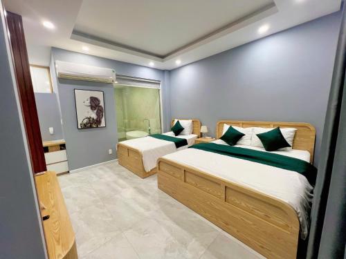 una camera con due letti e un bagno di Khách sạn Chè yến Nha Trang a Nha Trang