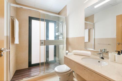 a bathroom with a toilet and a sink and a shower at El Oasis Martinica 2 Bajo B in Fuente Alamo