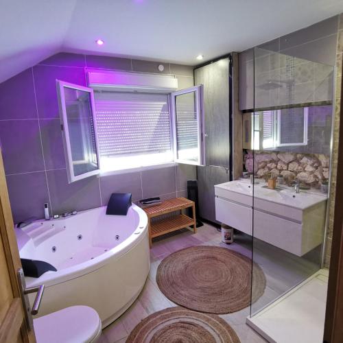 La grande salle de bains est pourvue d'une baignoire, d'une douche et d'un lavabo. dans l'établissement Maison entière 120 m2 Aix en Provence et grand jardin, à Aix-en-Provence