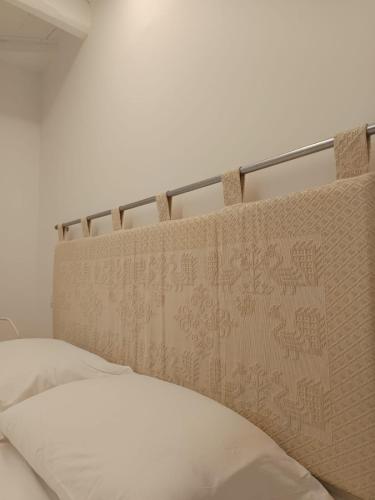 testiera di un letto in una camera da letto di Loft Delitala 1 ad Alghero