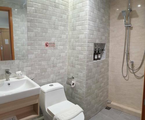 a bathroom with a toilet and a sink and a shower at Blue Da Bed บลูด้าเบด in Ban Khlong Khwang Klang