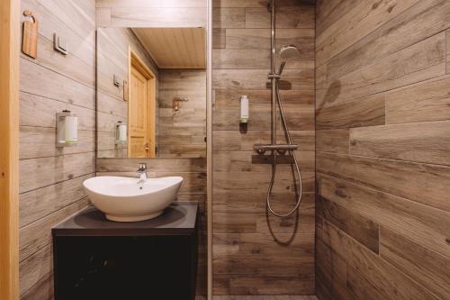 Bilik mandi di Wilderness Hotel Inari & Igloos