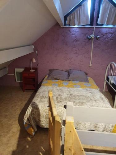 une chambre avec un grand lit dans un grenier dans l'établissement Chalet au cœur de la montagne jacuzzi privé, à Sainte-Marie-de-Campan