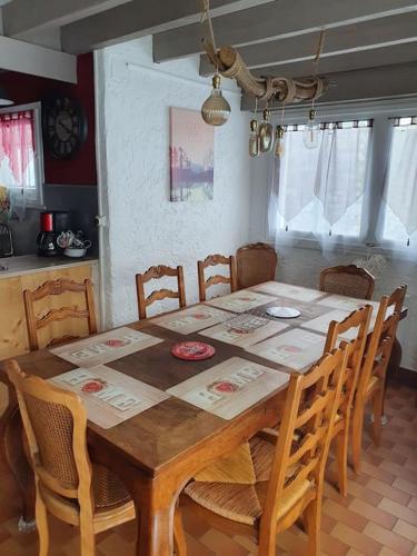 une table en bois avec des chaises et une salle à manger dans l'établissement Chalet au cœur de la montagne jacuzzi privé, à Sainte-Marie-de-Campan