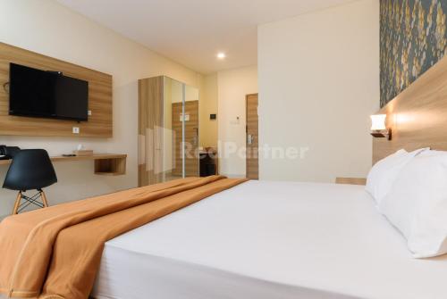 Ένα ή περισσότερα κρεβάτια σε δωμάτιο στο Deluma Hotel Syariah RedPartner