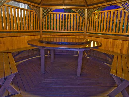 a wooden bench in the inside of a cabin at Hotel Hesperus in Międzyrzec Podlaski