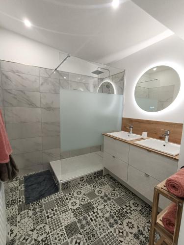 une salle de bain avec une douche, un lavabo et un miroir dans l'établissement Maison 5 pers neuve 300m de la mer, à Saint-Brévin-les-Pins