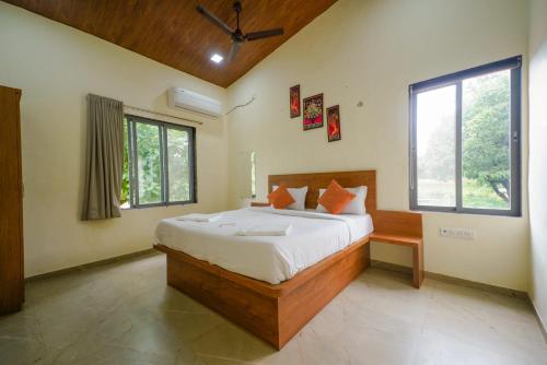 Postel nebo postele na pokoji v ubytování Teak Resort Karjat