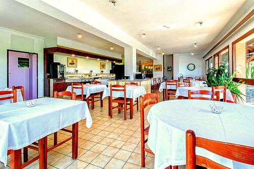 Restaurace v ubytování Brit Hotel Confort Pau Lons