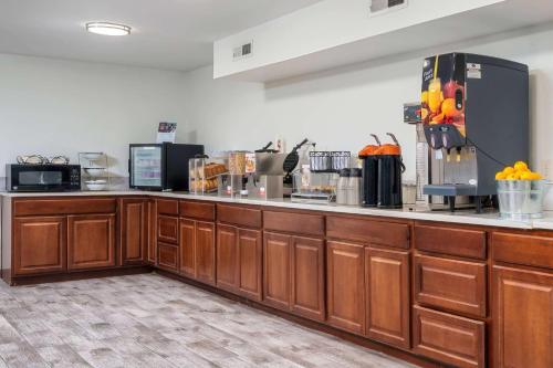 Una cocina o cocineta en Ramada by Wyndham La Verkin Zion National Park