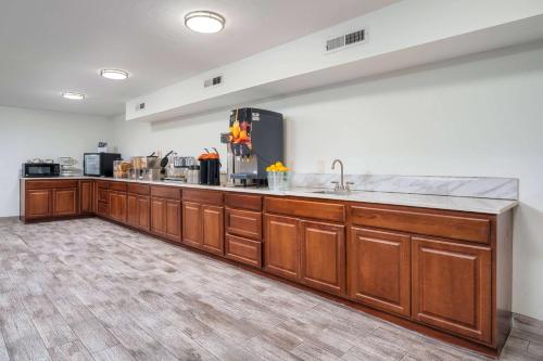 Una cocina o cocineta en Ramada by Wyndham La Verkin Zion National Park