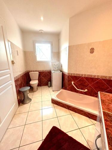 Photo de la galerie de l'établissement Jim et Otta, Gîte dogfriendly, 3 étoiles tourisme, 200m de la forêt, à Mont-de-Marsan