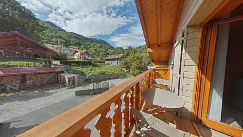 un balcone con vista su una montagna di T2 tout confort avec balcon au calme entre lac et montagne a Brizon