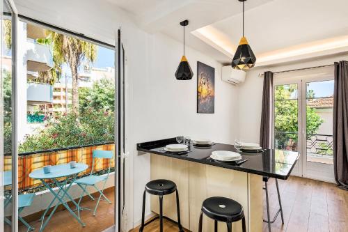 une cuisine avec un comptoir et des tabourets ainsi qu'un balcon dans l'établissement 