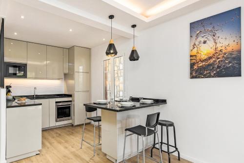 - une cuisine avec un comptoir et des tabourets dans l'établissement 