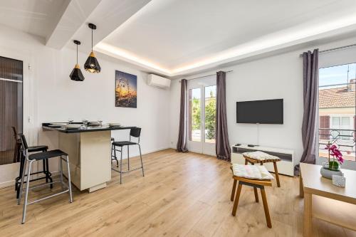 - un salon avec une cuisine et une table avec des chaises dans l'établissement 