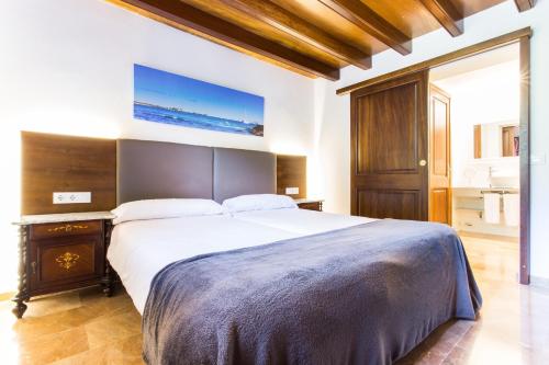 En eller flere senge i et værelse på Na Penyal