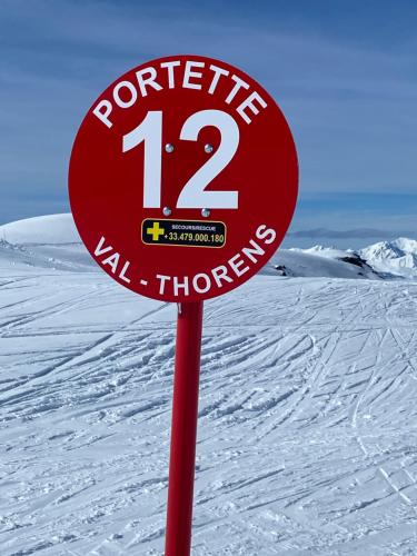 Appartement Eskival skis aux pieds v zimě