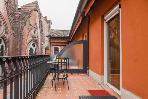 a patio with a table and chairs on a balcony at Art Hotel Commercianti in Bologna