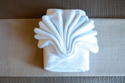 a white towel sitting on top of a box at 1924 Studios 4 in Áyios Pétros