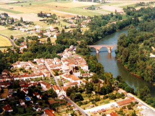 Výhled na řeku, která protéká v blízkosti prázdninového domu